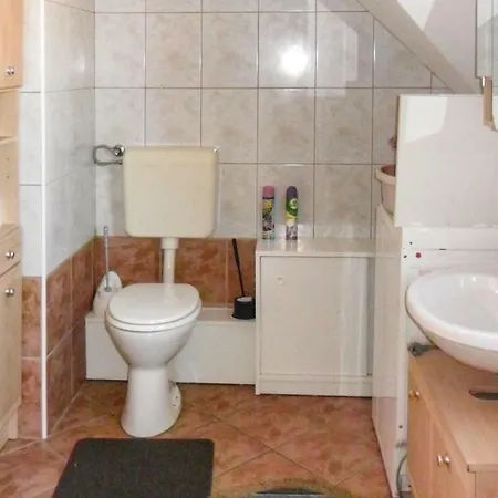 Nice In W/ Outdoor Swimming Pool, Wifi And 3 Bedrooms Holiday home *